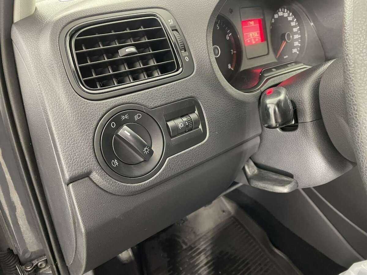 Volkswagen Polo с пробегом — 2013 год. Фото: #8