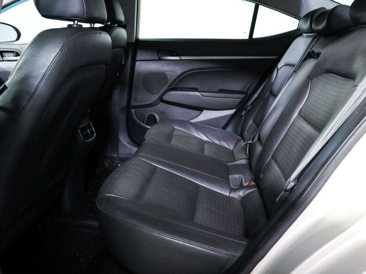 Hyundai Elantra с пробегом — 2018 год. Фото: #9