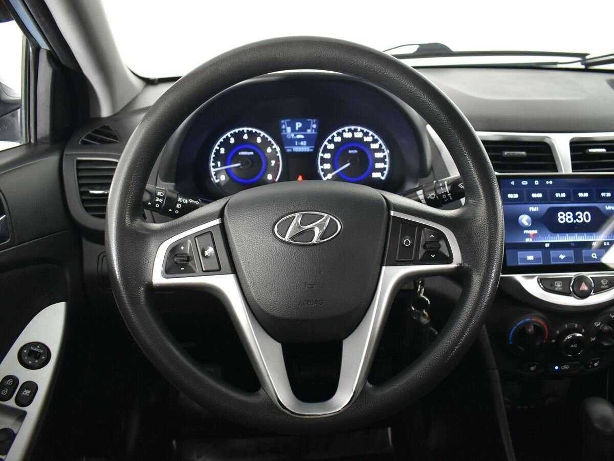 Hyundai Solaris с пробегом — 2012 год. Фото: #9