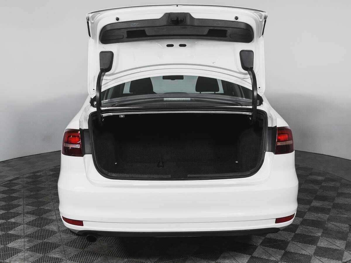 Volkswagen Jetta с пробегом — 2016 год. Фото: #16