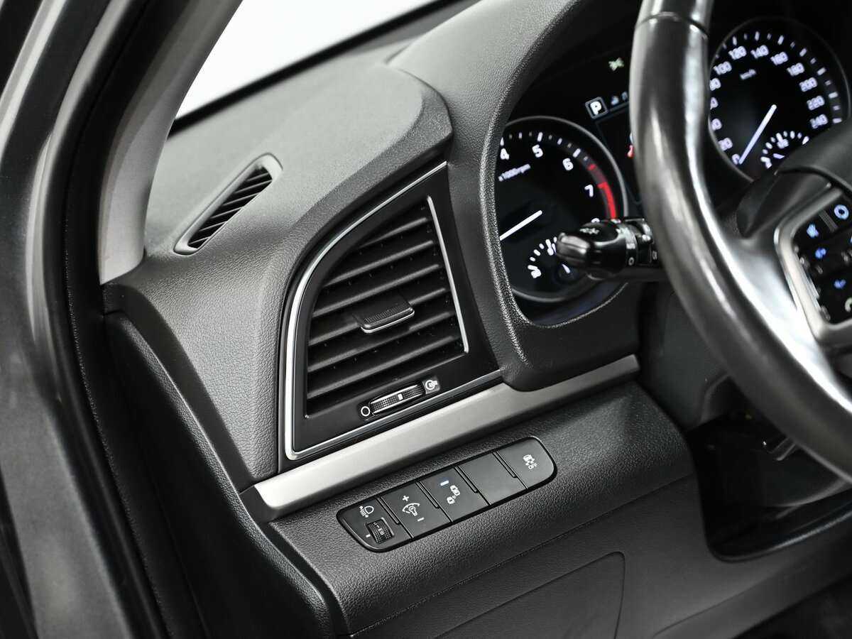 Hyundai Elantra с пробегом — 2018 год. Фото: #6