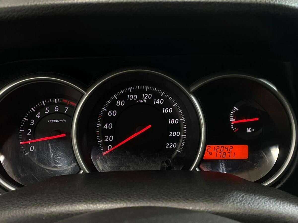 Nissan Tiida с пробегом — 2013 год. Фото: #11