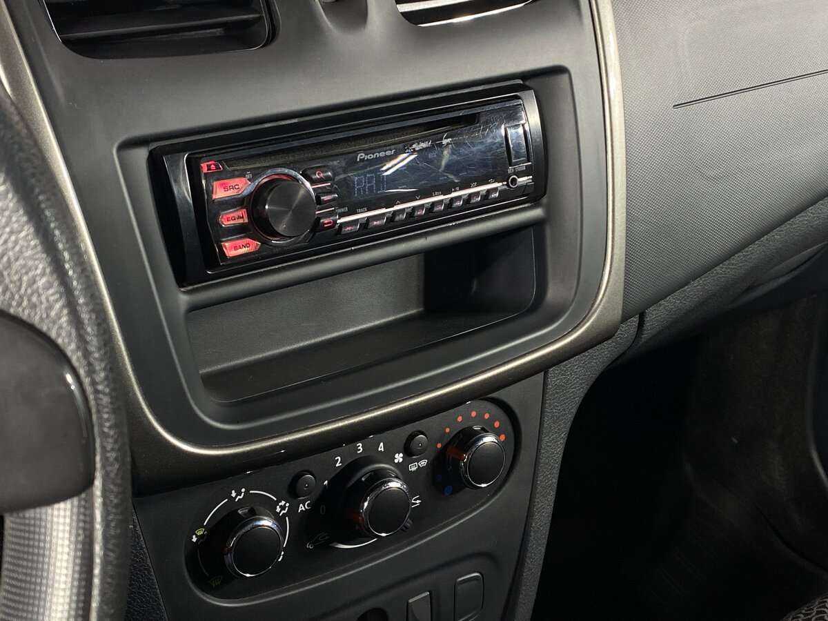 Renault Sandero с пробегом — 2015 год. Фото: #13