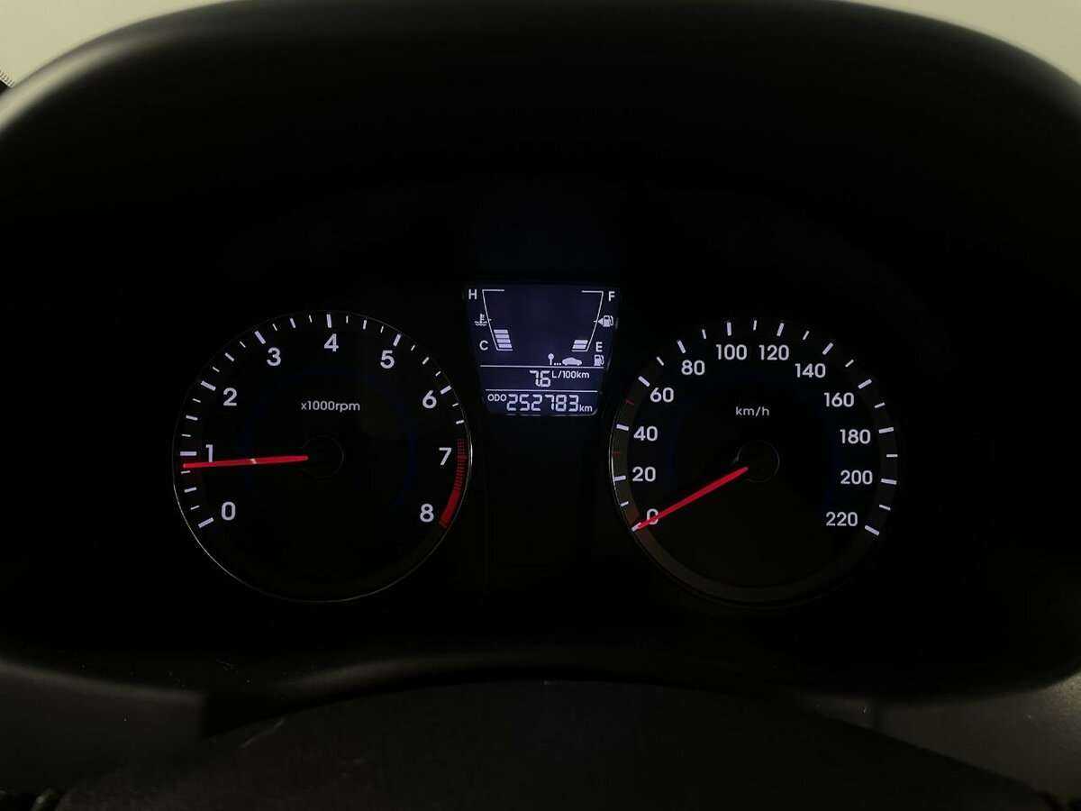 Hyundai Solaris с пробегом — 2012 год. Фото: #10