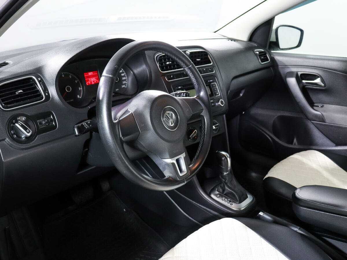 Volkswagen Polo с пробегом — 2012 год. Фото: #13