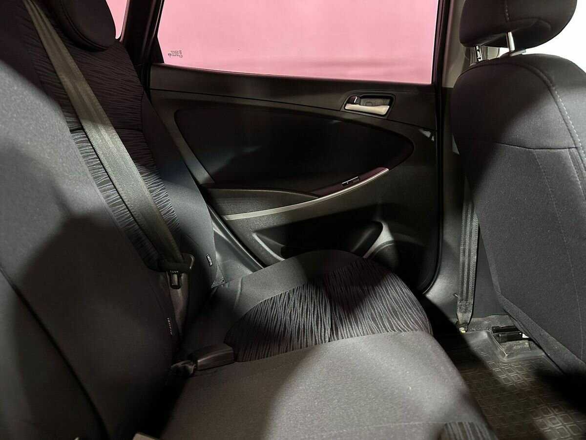 Hyundai Solaris с пробегом — 2015 год. Фото: #10