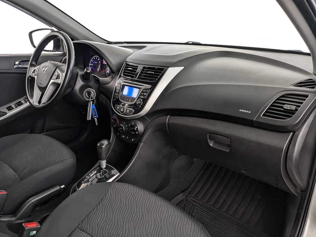 Hyundai Solaris с пробегом — 2012 год. Фото: #8