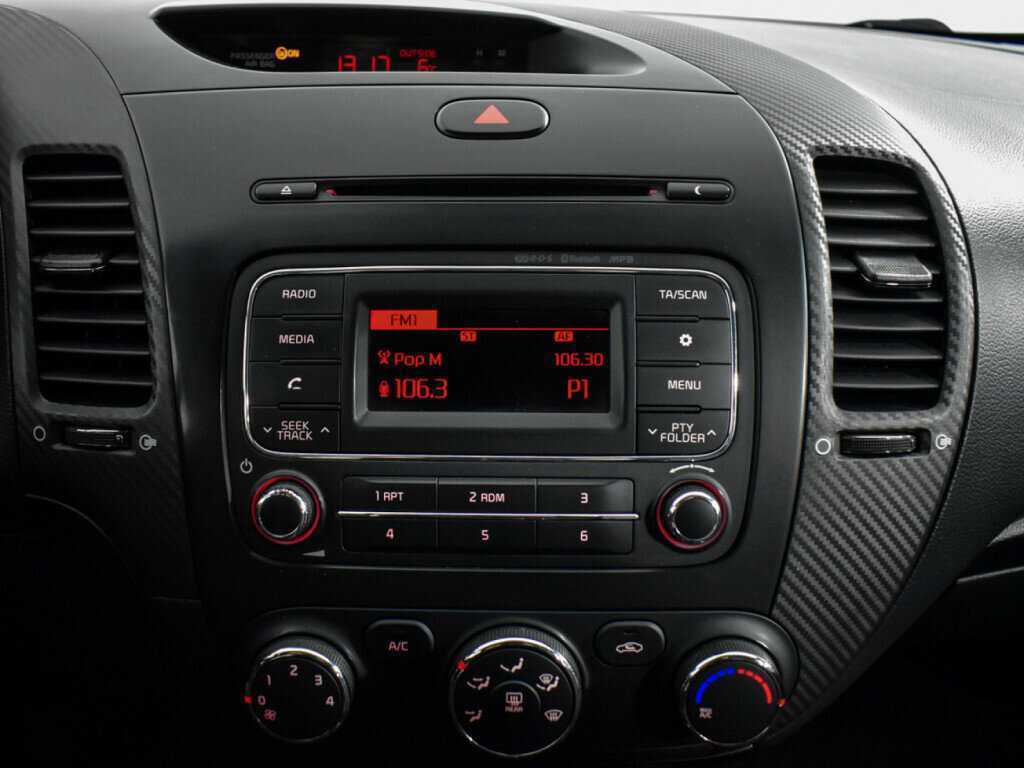 Kia Cerato с пробегом — 2015 год. Фото: #12