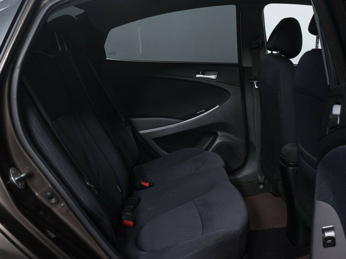 Hyundai Solaris с пробегом — 2014 год. Фото: #9