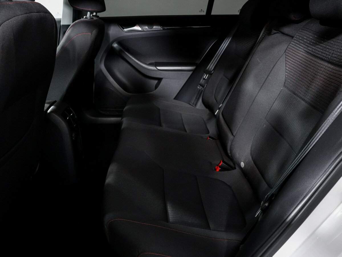 Volkswagen Jetta с пробегом — 2017 год. Фото: #9